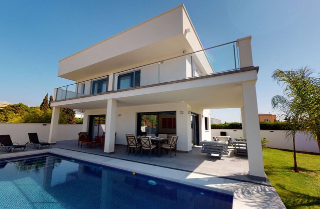 Luxury Modern & Sunny Villa