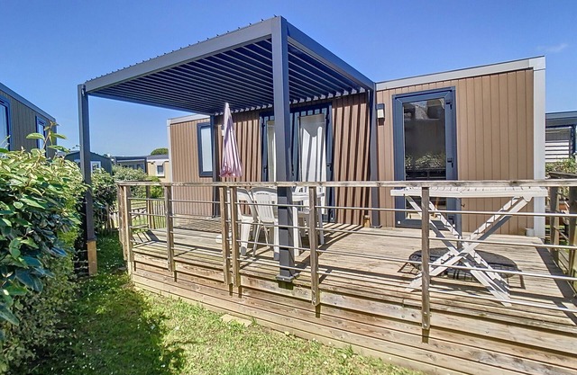 Luxury Mobile Home for 4, 200m from Beach, Pool, Fitness, Market Nearby