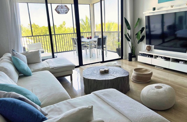 Luxury Modern 2 Bedroom Penthouse Condo in Grace Bay close to beach w/pool