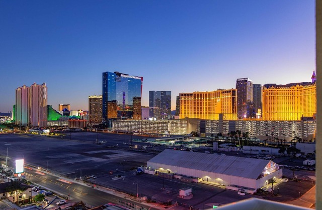 🎰 Luxury Modern Presidential Suite - Strip View - No Resort Fees! 🎰