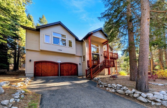 Luxury Mountain Escape: BBQ, Forested, Balcony