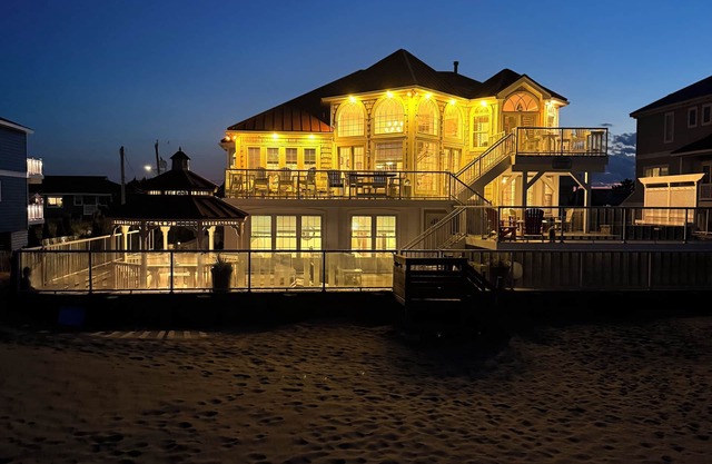 Luxury Multi-Level Oceanfront/Beach House ! 7Bedrooms/6.5 bathroom-Pet friendly.