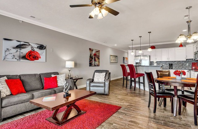 Luxury Oasis Condo, Labor Day Open, Large Deck with Beautiful Lake Views, Free Daily Tickets!