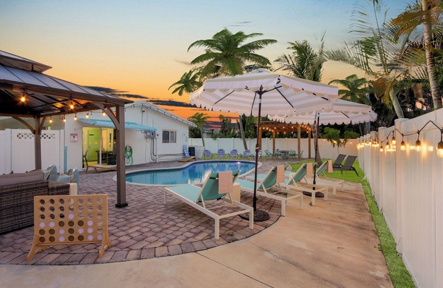 Luxury Oasis W/Htd Pool ~ 10min to Beach, Game Room & Fire Pit