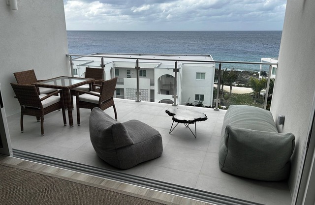 LUXURY OCEAN VIEW PENTHOUSE 1 BED CONDO WITH AMAZING SHORE DIVING NEXT DOOR