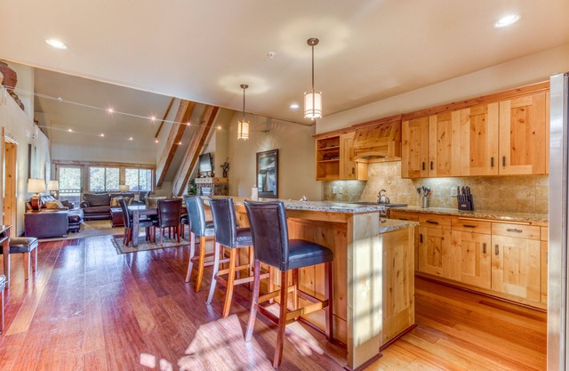 Luxury penthouse condo w/shared pool, hot tub & great mountain views