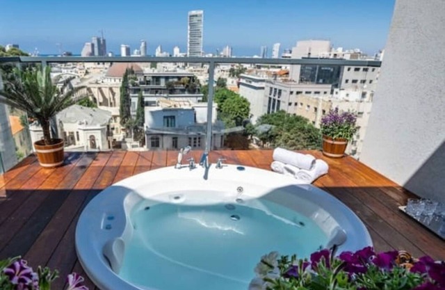 Luxury penthouse with Jacuzzi on Rothschild