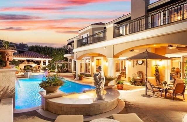 Luxury Pool Home with Movie Theater, Sauna and Gym. Close to Beach!