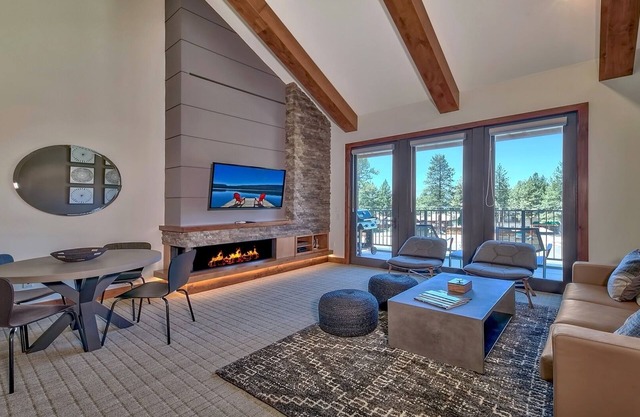 Luxury Residence - Gondola across the Street