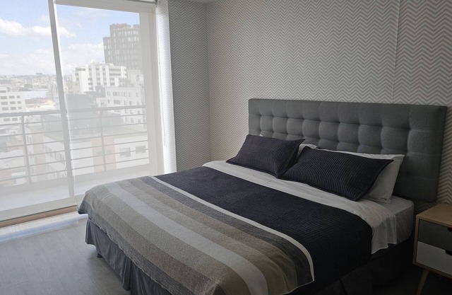 Luxury Residence Suites 2 BedRoom Condo Modern Pool GyM Sauna Rooftop