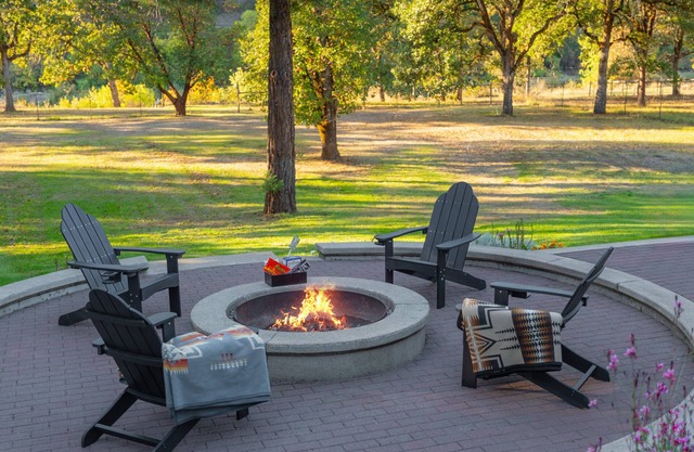 Luxury Riverfront Escape- Hot tub & Fire Pit