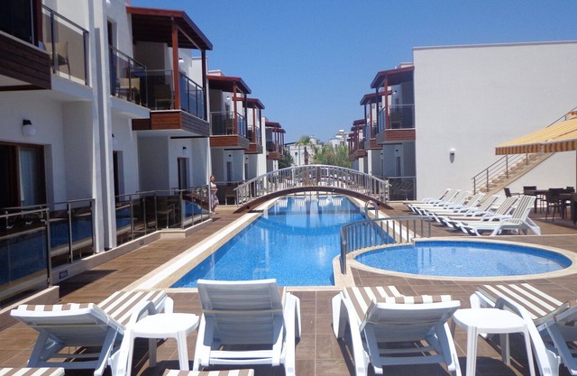 Luxury Self Catering 1 Bedroom Holiday Apartment With Communal Swimming Pool.