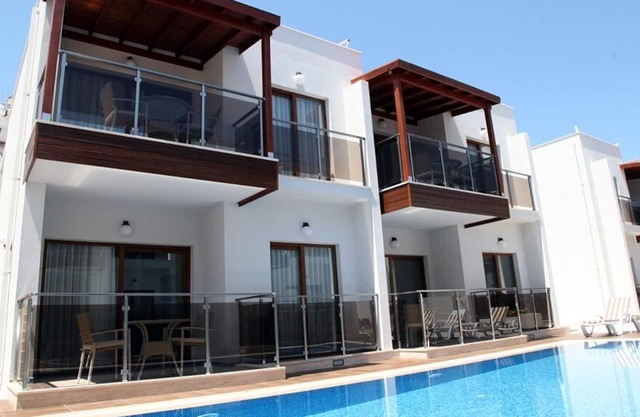 Luxury self catering 1 bedroom holiday apartment with communal swimming pool.