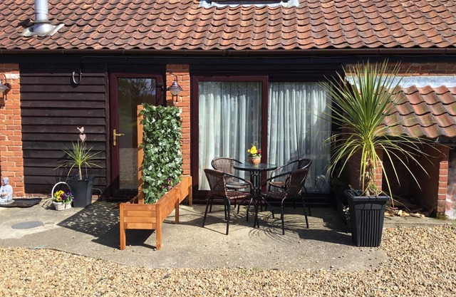 Luxury self contained holiday let, peaceful location by the Norfolk Broads.