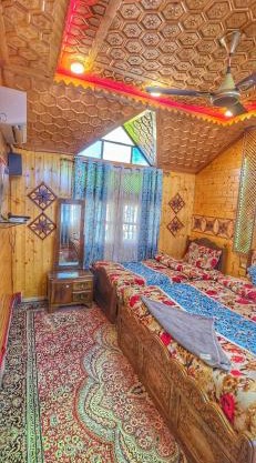 Luxury Shreen Houseboat