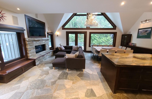Luxury Ski-in/Ski-out Home with Oversized Hot Tub on Whistler-Blackcomb Slopes