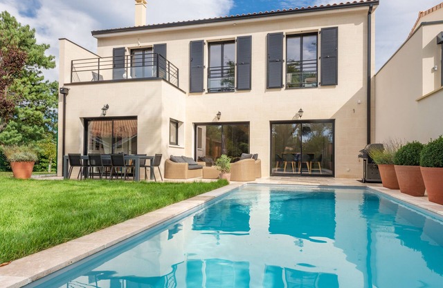 LUXURY STONE HOUSE IN THE HEART OF THE BORDEAUX VINEYARDS