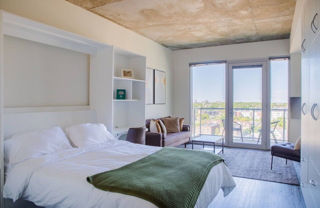 Luxury Studio Apt Near Brady St with Balcony and Lake View