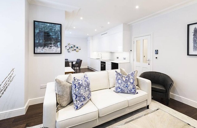 Luxury Three Bedroom Apartment (Lower Ground Floor)