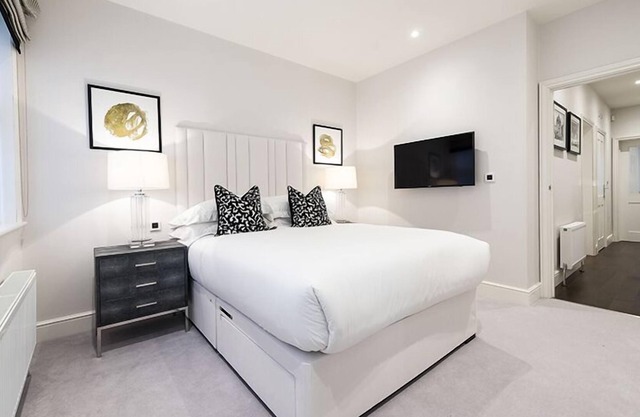 Luxury Three Bedroom - Flat 121 (Lower Ground Floor)