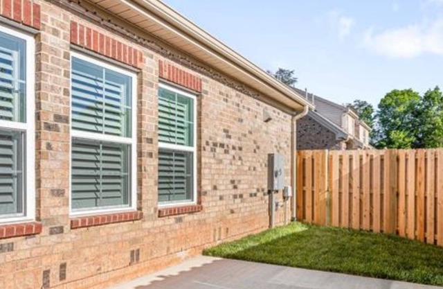 Luxury Townhome Near Everything! 2 miles to Elon University