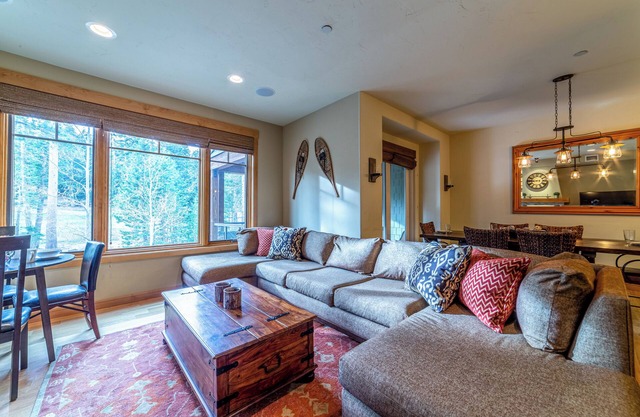Luxury Townhome w/Jacuzzi & Private Patio 413