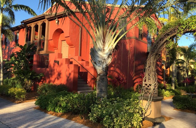 Luxury Townhouse with resort style amenities in OLE, Naples