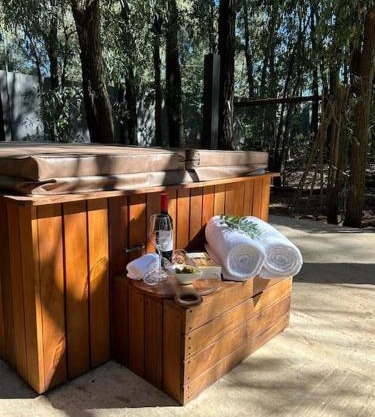 Luxury Tranquil Treehouse & Hot Tub