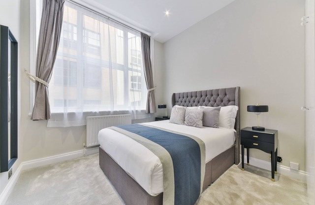 Luxury two bedroom apartment minutes from Farringdon Station!