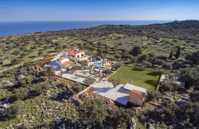Luxury Villa Freedom for families/groups/events/retreats, 5 min from the beach