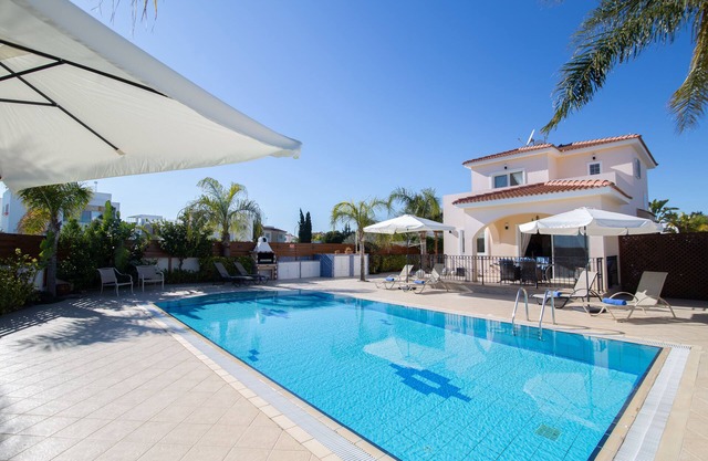 Luxury Villa, Gated Pool, WiFi & Upgraded Aircon, UKTV. Tourist Board registered