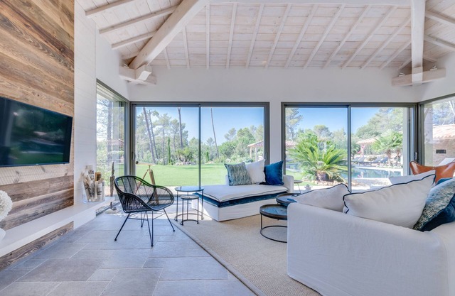Luxury villa in a golf course with tennis and swimming pool, cleaning included