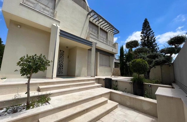 Luxury Villa in Raanana