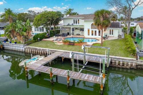 Luxury Villa - Waterfront 5BR with kayaks