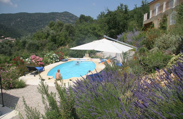 Luxury villa with heated pool and panoramic view 10 min steps from the old Nyons
