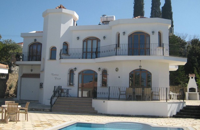 Luxury Villa with Large Private Pool and Landscaped Garden, Free Wifi