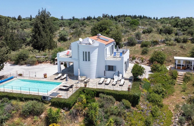 Luxury Villa with Private Pool - Privacy