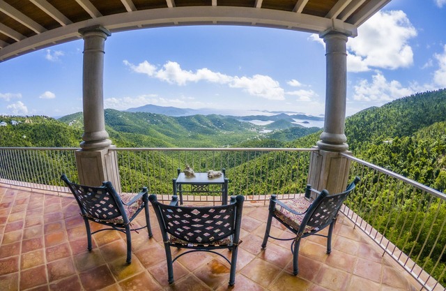 Luxury Villa with Stupendous Views - 5 minutes from the beach!
