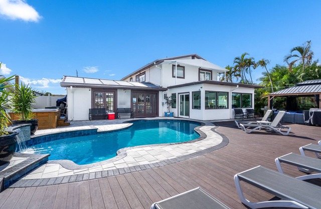 Luxury Waterfront Home DOCK POOL JACUZZI KAYAKS