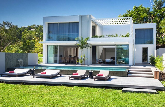 Luxury waterfront villa (MQFR08)