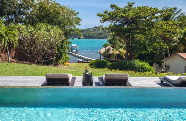 Luxury waterfront villa (MQFR08)