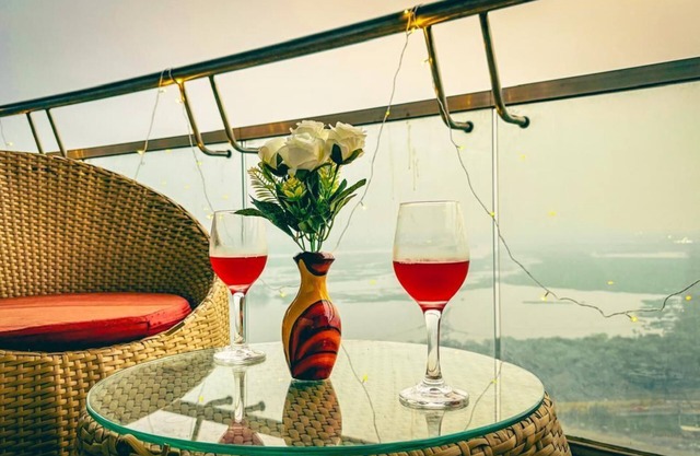 LUXY 1-bedroom apartment with WiFi, AC in delightful Noida
