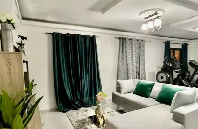 M & M Penthouse, 1 bedroom Salon Villa Complete