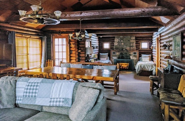 Mabee Marsh Cabin - Rustic wooded lodge on the bluffs on Turkey Point