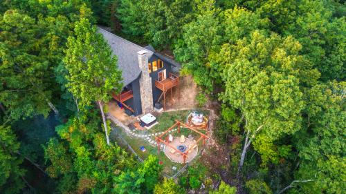 Maggie Valley Cabin with Beautiful Mountain Views, HotTub, Pet Friendly, GameRoom, FirePlace