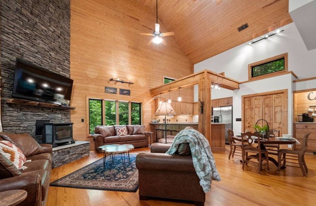 Magical, Secluded Riverside Retreat in Winery Country! Sleeps 8.
