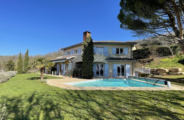 Magnificent villa with view of Lyon and swimming pool