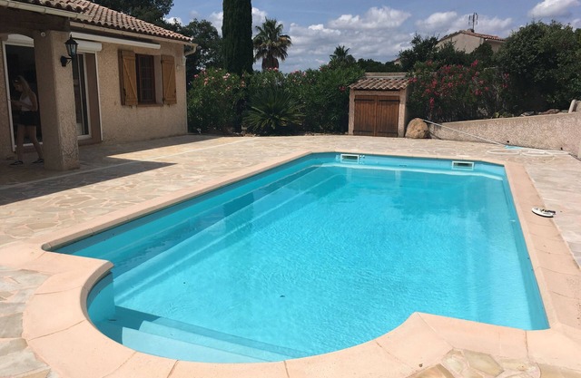 Magnificent villa with swimming pool and garden in a green setting.