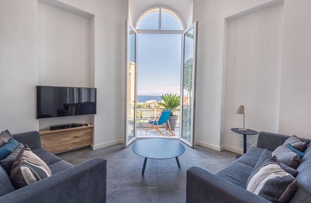 Magnificent 3-room apartment, large terrace with sea view & garage