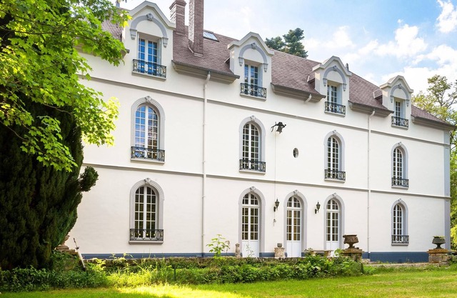 Magnificent 7-bedroom château set in 3 hectares of parkland 1 hour from Paris